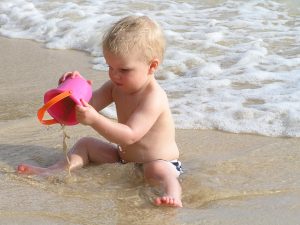 vakantie met baby op het strand