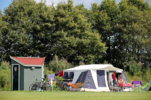 camping met prive sanitair de twee bruggen bungalowtent